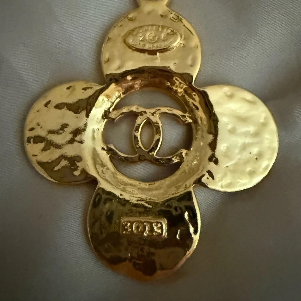 CHANEL Gold Brooch with Iconic Logo and stamped - Picture 2 of 3